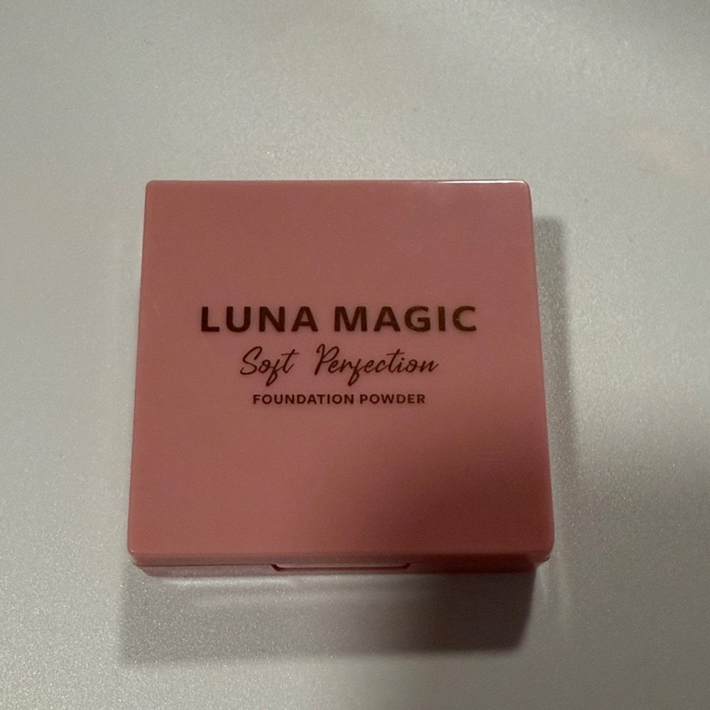 Soft Perfection Foundation Powder -Light - Picture 1 of 3